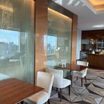 ザ・プリンスギャラリー東京紀尾井町クラブラウンジ - 入り口受付の裏を利用して２席だけこんなお席も　誰も利用せず過ごせていました