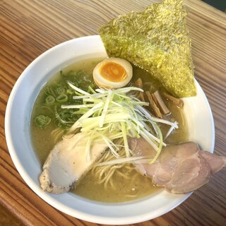 담백하고 깊은 맛의 소금 면