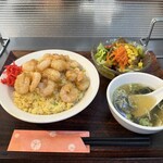 鶏龍軒 - エビチャーハン1,250円 エビトッピング350円 全体写真 別アングル