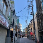 一番いちばん - そのまま前に進むと突き当たりが鶴川街道