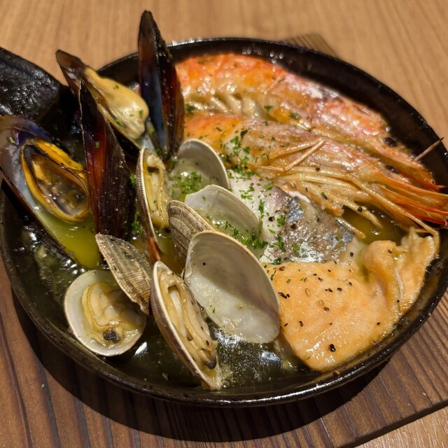 SEAFOOD STAND PACIOREK HANATARE みなとみらい一番街 （シーフード