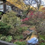 小瀬温泉ホテル - 川面に青空と黄色の樹々が映っていました