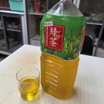 お食事処 美登里 - お茶出してくれました。