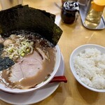 うまいヨゆうちゃんラーメン - ラーメン海苔増し/ライス