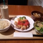 CAFE PARK - 濃厚トマトソースのチキンソテー　990円でチャイも付くのは嬉しい