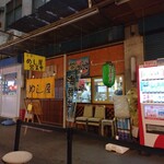 NOUILLES JAPONAISE とくいち - 店の前は「めし屋」さん