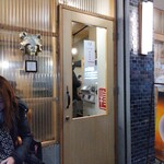 NOUILLES JAPONAISE とくいち - 入り口のドアはスッキリ