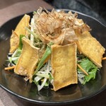 酒とひもの 人情酒場 - 水菜と自家製油揚げのサラダ