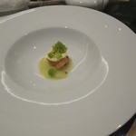 SALONE 2007 - 一晩マリネしソットボートした雄雉の胸肉と赤海老　カモミール、アールグレイ、雉のブロードのソース　マスカルポーネのクレマ、ロマネスコ、マジョラム2