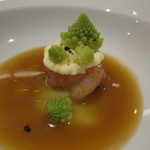 SALONE 2007 - 一晩マリネしソットボートした雄雉の胸肉と赤海老　カモミール、アールグレイ、雉のブロードのソース　マスカルポーネのクレマ、ロマネスコ、マジョラム4