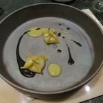 SALONE 2007 - スティンコ（豚の骨付きすね肉）のリピエ 蒸したファゴッティーニ　レタスのベルタータ・ソース　サルサ・ポモドーロ、烏賊墨、海老の出汁が入ったソース2