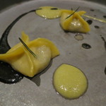 SALONE 2007 - スティンコ（豚の骨付きすね肉）のリピエ 蒸したファゴッティーニ　レタスのベルタータ・ソース　サルサ・ポモドーロ、烏賊墨、海老の出汁が入ったソース1