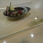 SALONE 2007 - 猪、赤すぐりのゼリー、赤玉葱のマルメラータ　ピスタチオ、セージ、カルバチーズ、エストラゴン1