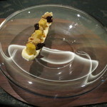 SALONE 2007 - 黒ビールのジェラート　アングレーズ・ソースとホワイト・チョコレートのムース　燻製アーモンドのチュイル　チョコレートのクロッカンテ　ヘーゼルナッツのタルト1