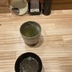 巻乃巴 - お湯やお水はセルフで　自分でティーバッグいれてお湯いれる　お湯の出し方がはじめてのタイプで最初とまどう　同じような方がいらしてお湯の出し方お伝えした　手前は鯛のだし汁　鯛？うすいかな