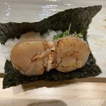 巻乃巴 - 手巻き　ホタテの磯辺焼き　って名前だったかな？貝割れ大根じゃなくスプラウトみたいなのが一緒に巻かれてた