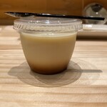 巻乃巴 - なめらかさが工場生産かと思うくらいのプリン　こんなの人がつくれるんや　つるりつるりとスプーンからこぼれ落ちる　とろとろぷりんでも硬め焼きプリンでもなくさっぱりしたプリン　気泡なく密度高い