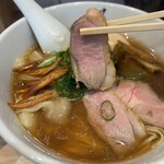 中華そば 鍵山 - 鴨チャーシューリフト。