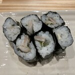 巻乃巴 - 細巻き　〆こはだ　　ガリと大葉が細く切ったこはだとともに巻いてある