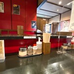 らあめん 万咲 - カウンターから入口を見たところ