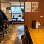 らあめん 万咲 - テーブル席から小上がり席を見たところ