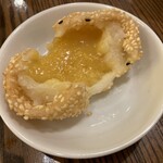 菜香新館 - とろーり金の胡麻団子：断面