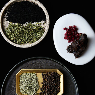 巧みなスパイス使いと和の融合、独創的なセンスで作り上げた料理