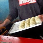 新ちゃん - ぎょうざ焼きます