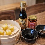 お酒の美術館 - 料理写真:香港直輸入の「魚肉焼売」

当店で提供する特別メニューの一つが「魚肉焼売」です。どうぞお楽しみください！