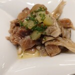 赤白 - 牛すじ　キノコのオンレジマリネ　キウイをアクセントに（570円）