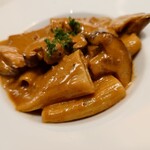 赤白 - 椎茸と赤味噌のリガトーニ（620円）