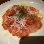 ベルサイユの豚 - 【冷菜】富士山サーモンとレッドアーリーのマリネ