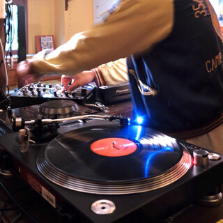 スパイスの香りとともに、音楽好き店長が選ぶBGMも楽しんで♪