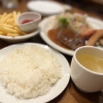 HAMBURG WORKS - …ライスでお願いしましたが、
なかなかの盛り！(*ﾟ∀ﾟ*)
カップスープはシンプルなコンソメ。