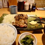 炭火焼き魚 湊や磯吉食堂 - 料理写真:鶏もも肉の岩塩焼き定食