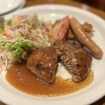 HAMBURG WORKS - パカーンするとしっかり目の火入れ…
控えめに肉汁が溢れてきました(๑˃̵ᴗ˂̵)
下味がしっかり付いているので
そのままでも肉の旨みをしっかり感じて…美味しいですね〜♪(*´ω｀*)