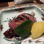 にしの - 焼物: フランスのピジョンの炭焼き。鴨よりあっさりして美味しい。甘く漬けた柚子の皮が肉厚もまた良き。