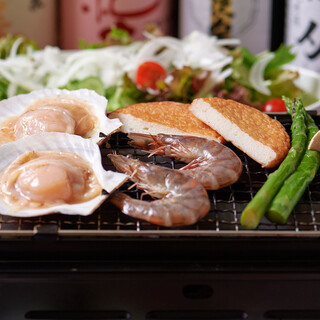 殻付きホタテや有頭海老など、季節の海鮮串を卓上焼きでご提供