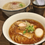 ニシキ イワモト・マツヤマ・ラーメンバー - 姫っこ地鶏スープの「錦（醤油）」