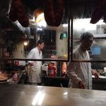 麗郷 - 厨房をカウンターから覗く