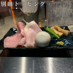 ZEN LABORATORY - ロースレア焼豚1枚、肩ロースレア焼豚1枚、鶏胸1枚、味玉1個、葱、ほうれん草、メンマ、山葵、藻塩