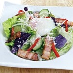 肉バル ココロ - チーズたっぷり温玉シーザーサラダ