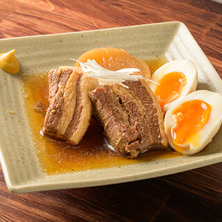 三元豚をじっくり煮込んだ《豚の角煮》。日替わりや季節の味も◎