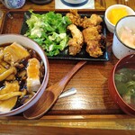 さとうともや - 角煮が入ったきのこ丼とハーフ唐揚げのセット