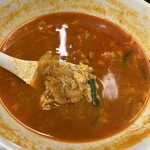 日高屋 - 赤くて具沢山✨　卵、ニラ、タマネギ、豚肉、キムチ