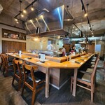 石垣島 炭火焼牛串&ホルモン ふじた - ■店内　コの字カウンター