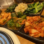 焼肉ホルモンやまと - キムチ盛り合わせとナムル盛り合わせ