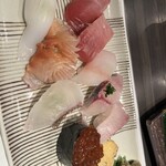 Sushi An Saito Hon Ten - 板さんのおまかせ　3800円　どうしてもシャリが指に触りますよね、そうすると必ず指にシャリがくっつく。ネタの端っこにちょっと醤油をつけて、急いで口に放り込む。