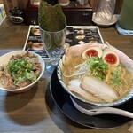 とんこつ・牛骨ラーメン 龍瞳 - 