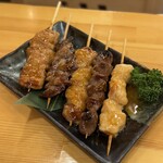 壱の座 有楽町串酒場 - 手前からささみ・砂肝・鶏もも・鳥ハツ・セセリ